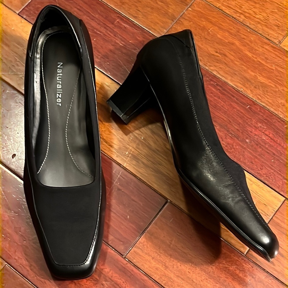 EUC / nearly new Naturalizer Size 8 leather & fabric pump 2” heel